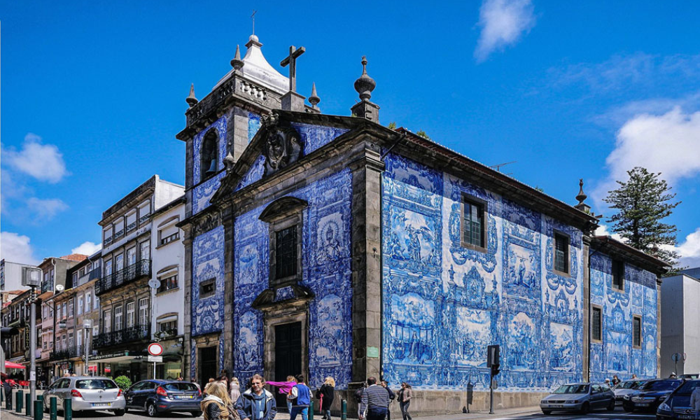 Chapelle des Âmes à Porto, Portugal, ornée d'azulejos bleus représentant des scènes religieuses.