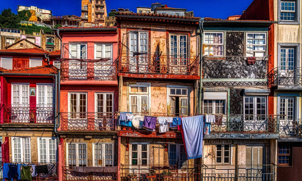 Façades colorées typiques du quartier historique de Miragaia à Porto, Portugal, avec linge suspendu aux balcons.