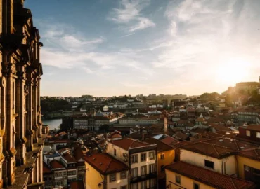 Photographie d'un coucher de soleil sur la ville de Porto au Portugal.
