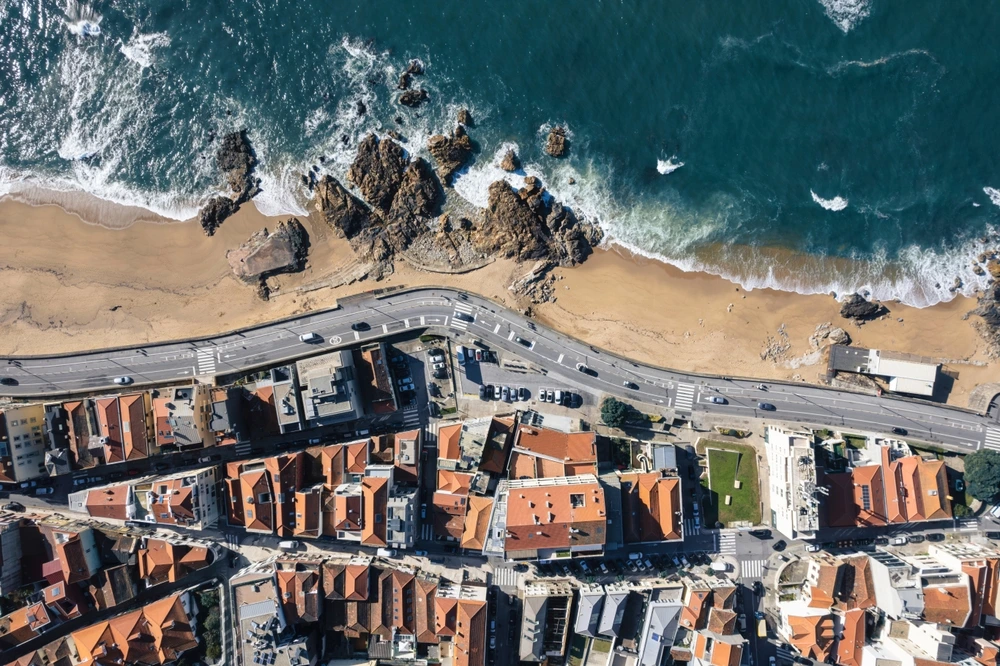 Photographie en vue aérienne d'un bord de mer proche de Porto.